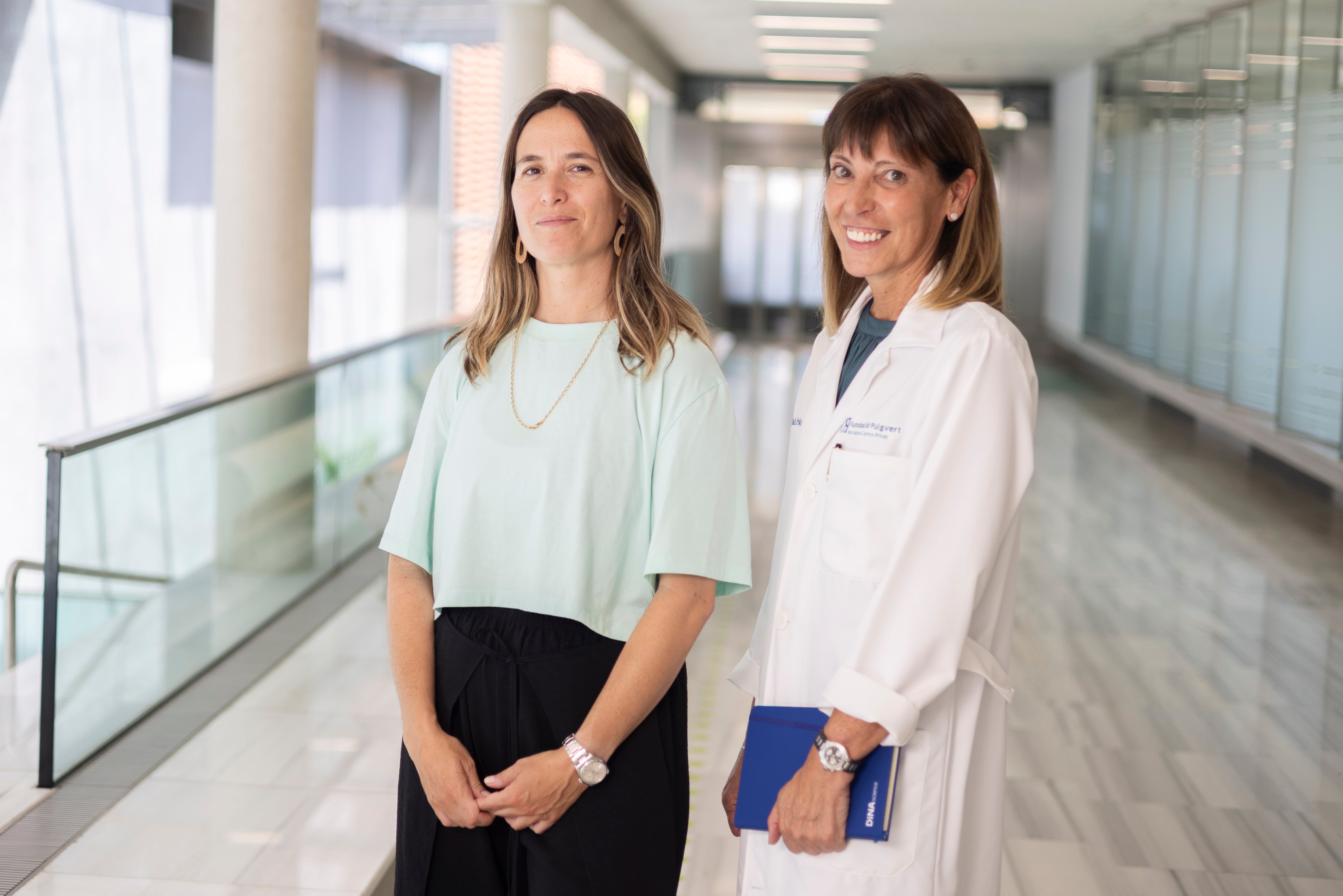 Dr. Ana Polo with the patient Victoria Blum, in a hallway of the Puigvert Foundation.