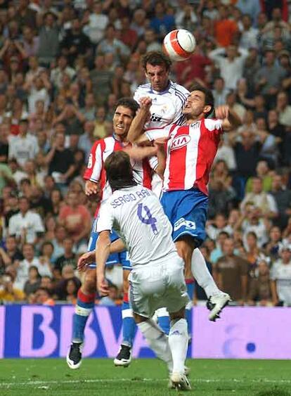 Sergio Ramos cuelga una falta para que cabecee Metzelder entre la defensa del Atlético.