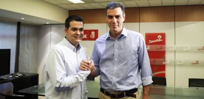 Pedro S&aacute;nchez (derecha), este martes, con el l&iacute;der de Juventudes Socialistas, Nino Torres.