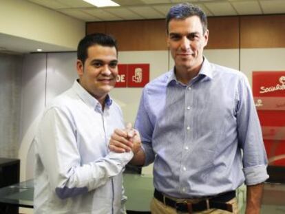 Pedro S&aacute;nchez (derecha), este martes, con el l&iacute;der de Juventudes Socialistas, Nino Torres.