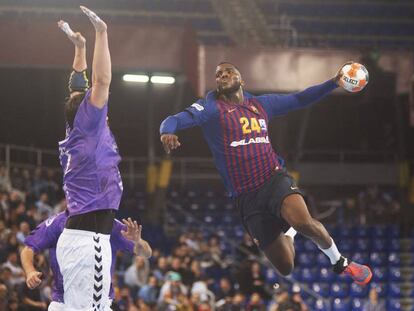 El jugador del Barcelona Dika Mem lanza ante un defensor del Guadalajara en el partido de la Liga Asobal de hace dos semanas.  