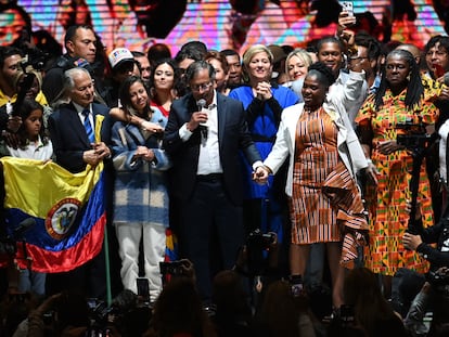 Gustavo Petro y Francia Márquez, además de su familia, este domingo tras las elecciones.