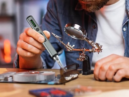 Los destornilladores eléctricos permiten retirar piezas más fácilmente ya que no se requiere un mayor esfuerzo