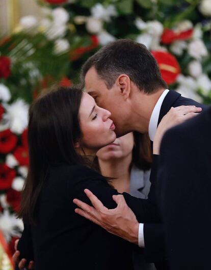 El presidente del Gobierno, Pedro Sánchez, recibe el pésame de la portavoz de Unidos Podemos en el Congreso, Irene Montero, en la capilla ardiente del exvicepresidente del Gobierno Alfredo Pérez Rubalcaba, instalada en el Congreso de los Diputados.