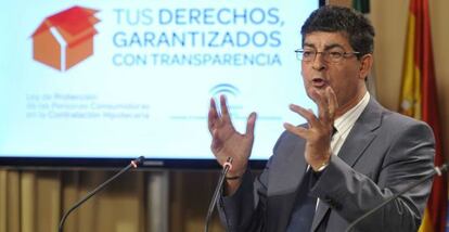 El vicepresidente de la Junta y consejero de Administración Local, Diego Valderas, tras el Consejo de Gobierno del día 17.