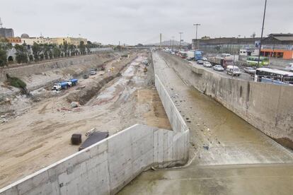 Vista del río Rímac en Lima, Perú.
