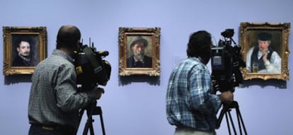Desde la izquierda, dos autorretratos de Pierre-Auguste Renoir (uno de 1875 y otro de 1899) y la obra <i>Monsieur Fournaise</i> <b>(1875)</b>, expuestos en el Museo del Prado.
