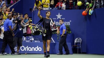 Rafael Nadal abandona la pista tras su derrota ante Fognini