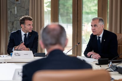 El presidente de Francia, Emmanuel Macron, observa al primer ministro de Canadá, Mark Carney, durante la reunión de líderes.