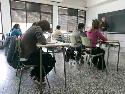 Alumnos durante una clase en un instituto de Vitoria.