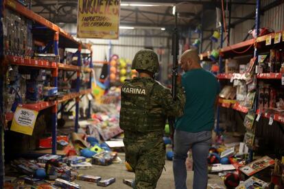 Mais de 250 pessoas foram detidas nas últimas horas por causa de saques e atos de vandalismo cometidos como parte dos protestos contra o aumento do preço dos combustíveis no México. O Governo prometeu conter os abusos com mão firme. Na imagem, um militar da Marinha mexicana faz a segurança de uma loja saqueada em Veracruz, México.