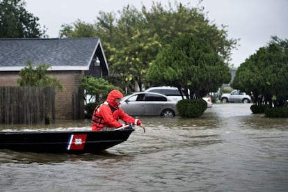 Un miembro de la Guardia Costera busca a gente que necesite ser evacuada de las zonas afectadas en Houston, el 29 de agosto.