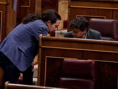 Pablo Iglesias conversa con Jaume Asens, durante el pleno del Congreso este miércoles.