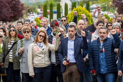 Asistentes al tradicional homenaje a los represaliados y asesinados durante la Guerra Civil en el cementerio civil de La Barranca de Lardero con motivo del Día Internacional de los Trabajadores.
