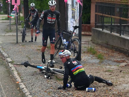 Evenepoel, en el suelo tras su primera caída.