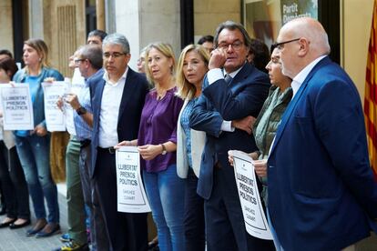 O ex-presidente da Generalitat Artur Mas (terceiro à direita), Joana Ortega (4d), a ex-conselheira Neus Munté (5d), e o ex-deputado Francesc Homs (6d), durante a paralisação de 5 minutos realizada ao meio-dia na sede do PDeCAT em protesto pela prisão do presidente da ANC e o presidente da Òmnium Cultural.