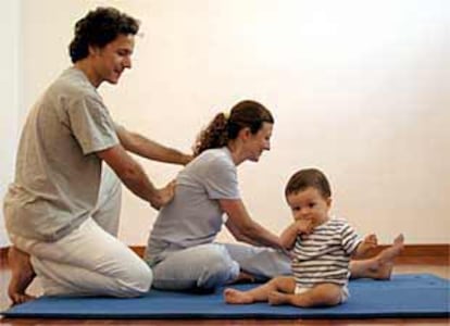 Juan Carlos Márquez enseña  yoga a una mujer.