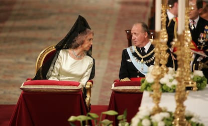 Los reyes Juan Carlos y Sofía en el interior de la catedral de La Almudena de Madrid. Su boda, el 14 de mayo de 1962 en Atenas, fue más complicada. Para casar a don Juan Carlos, católico, y Sofía, ortodoxa, fueron necesarias tres ceremonias distintas. El clero ortodoxo griego no veía con buenos ojos que la hija mayor del rey de Grecia se casara con un católico. La solución la aportó el entonces papa Juan XXIII: dos bodas (a la que se sumó la civil). La primera, católica, en la catedral de San Dionisio; la segunda, ortodoxa, en la de Santa María, y una tercera, civil, en el salón del Trono del palacio Real.