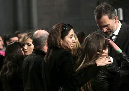 Los Reyes saludan a familiares de los fallecidos en el avión de Germanwings durante el funeral institucional celebrado en la basílica de la Sagrada Familia de Barcelona.