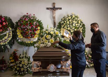 Dolores Bazaldúa y Mario Escobar, padres de Debanhi Escobar frente al féretro de su hija, en Galeana, Nuevo León.