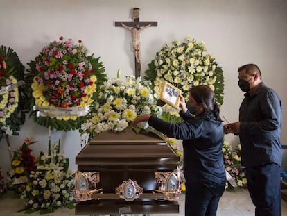 Dolores Bazaldúa y Mario Escobar, padres de Debanhi Escobar frente al féretro de su hija, en Galeana, Nuevo León.