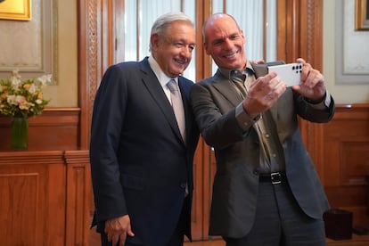 El exministro de Economía griego, Yanis Varoufakis con el presidente mexicano, Andrés Manuel López Obrador, el 31 de enero.