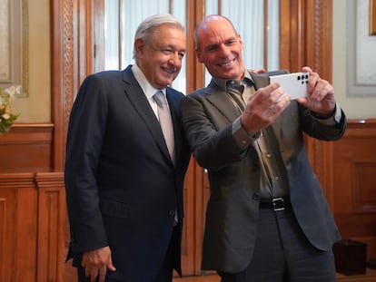 El exministro de Economía griego, Yanis Varoufakis con el presidente mexicano, Andrés Manuel López Obrador, el 31 de enero.