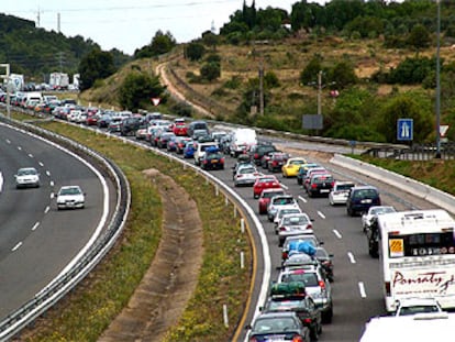 Retenciones en la autopista AP-7 a la altura de Tarragona, ayer al mediodía, que originaron colas de hasta 35 kilómetros.