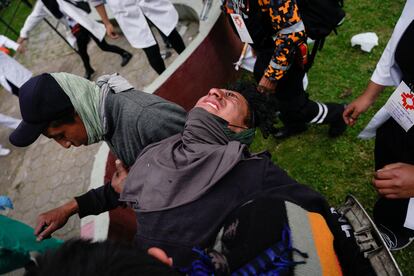 Un manifestante recibe atención médica durante una protesta contra el gobierno del presidente Guillermo Lasso, el 23 de junio de 2022, en Quito. Los policías reaccionaron a las protestas con bombas de gas lacrimógeno y granadas aturdidoras.