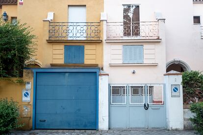 Fachada de dos viviendas unifamiliares en la colonia.