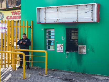 La fachada de la taquilla del Palenque de la Feria Ganadera fue incendiada y recibió aproximadamente 10 impactos de bala en paredes y ventanas.
