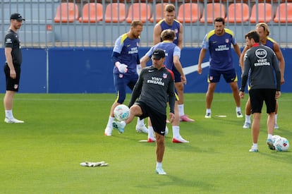 Simeone, este viernes, durante el entrenamiento del Atlético previo a su partido de este sábado en Vitoria ante el Alavés.