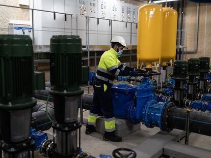 Un técnico realiza el mantenimiento de uno de los depósitos de aguas freáticas de Barcelona, en una imagen de archivo.