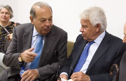 El expresidente del Gobierno español Felipe González (d) conversa con el empresario Carlos Slim momentos antes de la investidura del expresidente de Uruguay Julio Maria Sanginetti como Doctor Honoris Causa por la Universidad de Alicante.