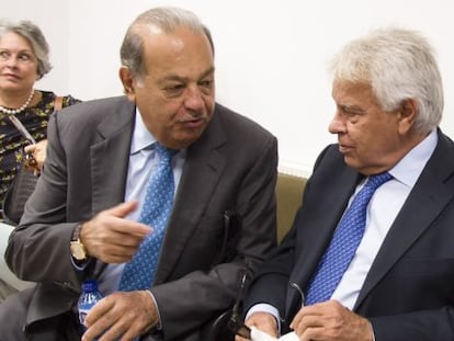 O ex-primeiro-ministro espanhol Felipe González (d) fala com o empresário Carlos Slim pouco antes da entrega do título Doutor Honoris Causa ao ex-presidente do Uruguai, Julio Maria Sanguinetti, pela Universidade de Alicante.