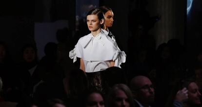 Una de las propuestas presentada por la diseñadora Carolina Herrera en Nueva York.