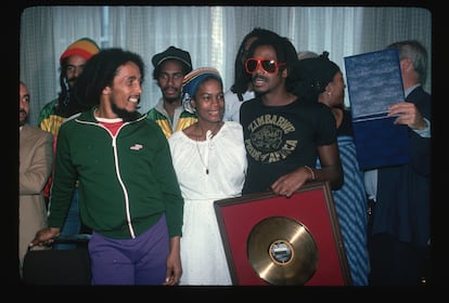 Bob Marley (izquierda) y Bunny Wailer reciben un disco de oro por sus ventas con The Wailers.