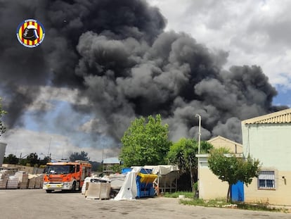 Cortada la circulación de Cercanías de Silla a Catarroja por un incendio en una empresa de residuos.