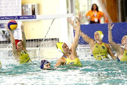 Las jugadoras del Sabadell, durante el partido