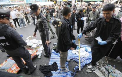 La policía inspecciona el lugar del atentado en Bangkok