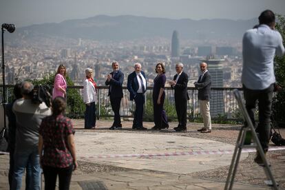 Jaume Collboni, Ernest Margall, Ada Colau y Xavier Trias, acompañados de Eva Parera, Anna Grau y Daniel Sirera, en una foto de campaña para EL PAÍS.