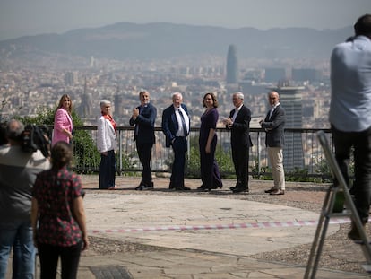 Jaume Collboni, Ernest Margall, Ada Colau y Xavier Trias, acompañados de Eva Parera, Anna Grau y Daniel Sirera, en una foto de campaña para EL PAÍS.