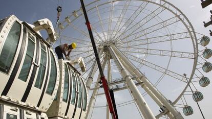 Un operario trabajaba ayer en el montaje de la noria gigante.