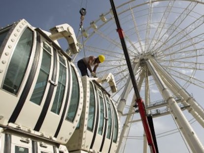 Un operario trabajaba ayer en el montaje de la noria gigante.