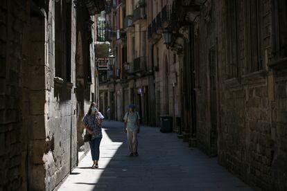 Las fachadas medievalizadas de las casas de la calle Montcada de Barcelona.