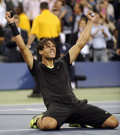 Nadal celebra la victoria arrodillado sobre la pista