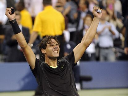 Nadal celebra la victoria arrodillado sobre la pista