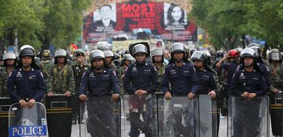 Policías y miembros del Ejército toman sus puestos en zonas rodeadas por barricadas de manifestantes partidarios y en contra del Gobierno cerca del complejo gubernamental de la capital tailandesa.