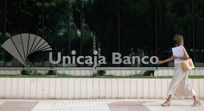 Fachada del edificio de Unicaja en Málaga, en una fotografía de archivo. 