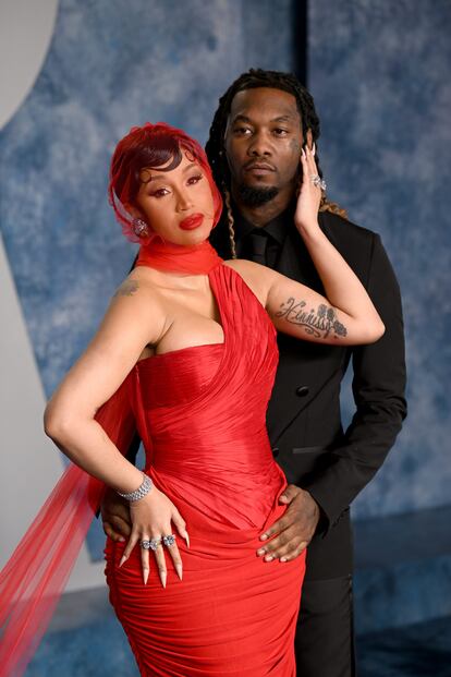 Cardi B y Offset. También en diciembre, la cantante Cardi B confirmó su ruptura con el rapero Offset, después de las acusaciones de infidelidad por parte de él, que ha sido relacionado con la también rapera Chrisean Rock. Lo hizo a través de una transmisión en directo desde su perfil de Instagram ―donde, por cierto, se han dejado de seguir―, frente a sus 169 millones de seguidores, y admitió que no cree que su todavía marido, con quien contrajo matrimonio en 2017, le haya engañado, aunque sí sugirió que habían tenido problemas. “Quiero empezar el 2024 abierta. Tengo curiosidad por una nueva vida, un nuevo comienzo. Estoy emocionada”, relató optimista a sus fans. La ahora expareja tiene dos hijos en común, Kulture Kiari Cephus, de cinco años, y Wave Set Cephus, de dos. Ya se separaron brevemente a finales de 2020, y ahora queda por ver si esta vez es ya la definitiva.